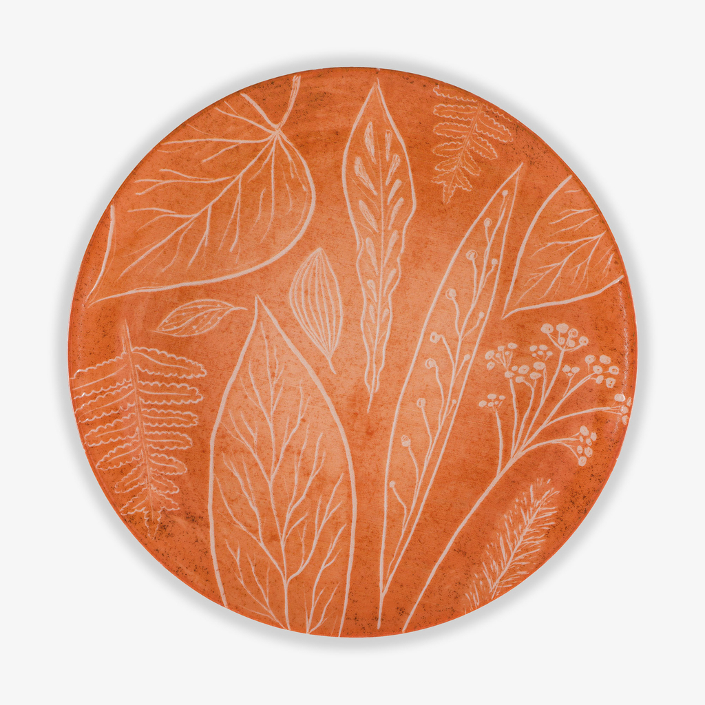 Pomarańczowy talerz z porcelany z roślinnym motywem