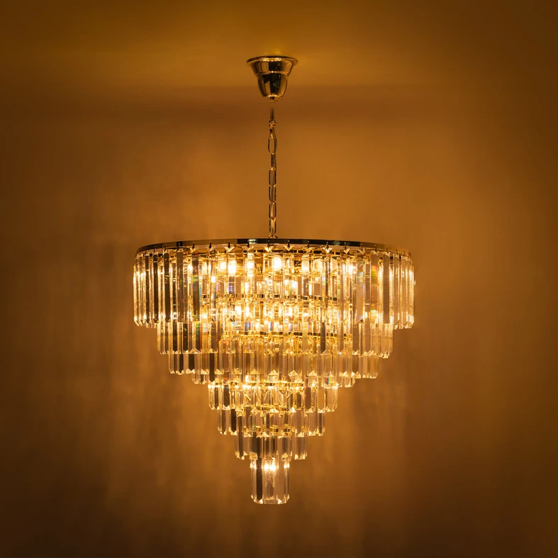 Lampa wisząca VERSAILLES jest przeznaczona do przestronnych wnętrz. Zawieszona pod sufitem mierzy do 100 cm wysokości.